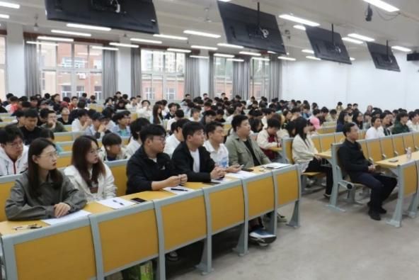 会议室里的人们描述已自动生成